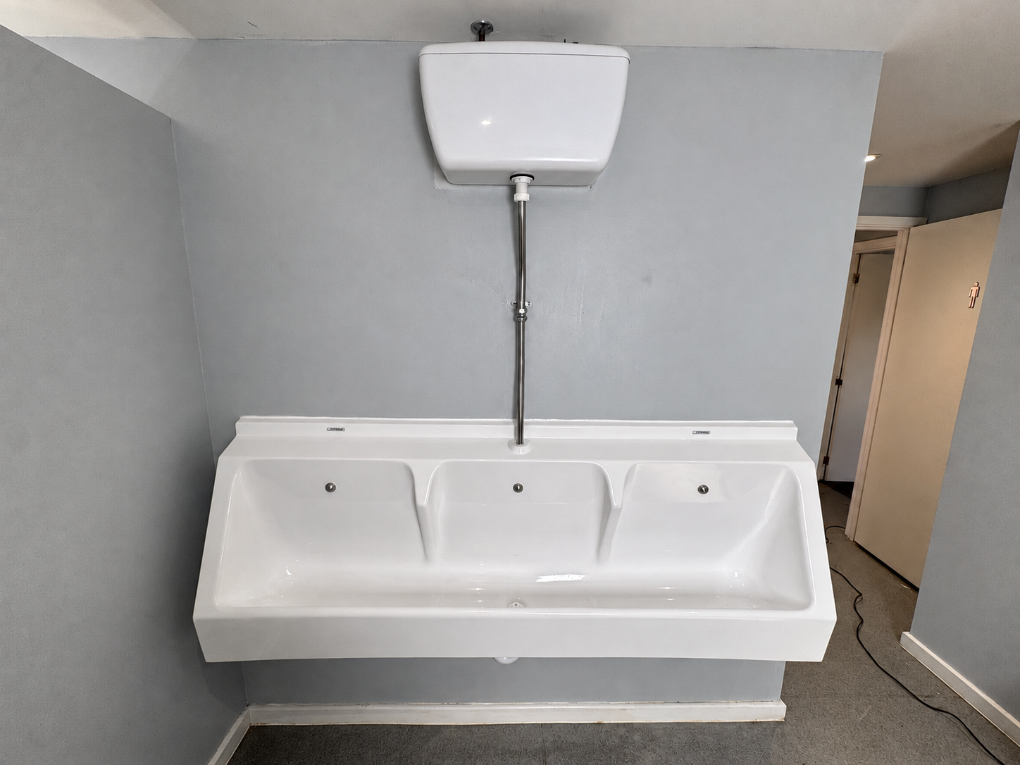 Commercial sanitaryware and flush-pipe installation